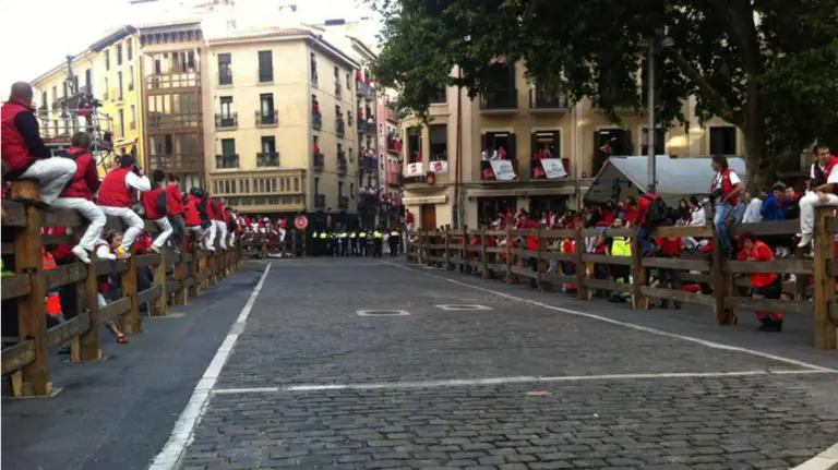 Barrera policial en el recorrido del encierro. NATALIA ROUZAUT