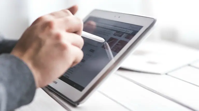 Una persona maneja una tablet. 