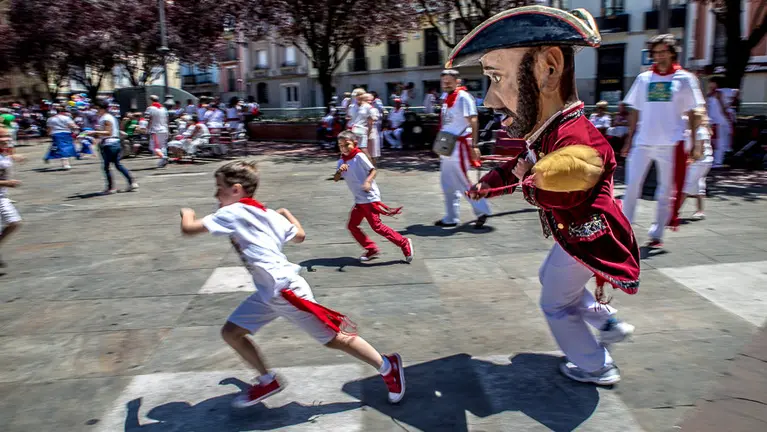 El kiliki 'Barbas' persigue a un niño con la verga durante San Fermín. Sanfermines 2015. ÍÑIGO ALZUGARAY