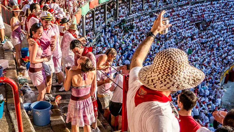 Tendido de sol de la plaza de Toros de Pamplona en San Fermín. Sanfermines. ÍÑIGO ALZUGARY