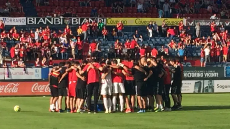 Piña de los jugadores del Nastic en El Sadar. Foto web Nastic.