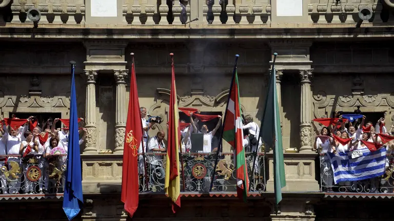 A rocket signalling the beginning of the San Fermin festival is fired between the Basque and Spanish flags at the town hall in Pamplona, Spain July 6, 2015. The San Fermin festival, best known for its daily running of the bulls, kicked off on Monday with the traditional "Chupinazo" rocket launch and will run until July 14. REUTERS/Vincent WestCODE: X00957

Chupinazo en las fiestas de San Fermin
50/cordon press