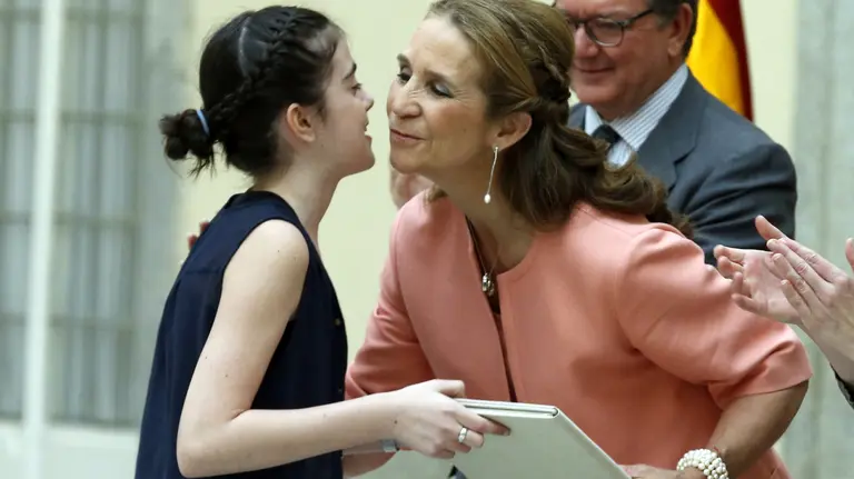 GRA372. EL PARDO (MADRID), 09/06/2016.- La infanta Elena entrega el primer premio a Naia Gil Gomez del colegio IES EGA San Adrián de Navarra, durante la entrega de premios de la XXV edición del Concurso de Pintura Infantil y Juvenil para Centros Escolares de Patrimonio Nacional, hoy en el Palacio Real de El Pardo. EFE/ANGEL DIAZ
