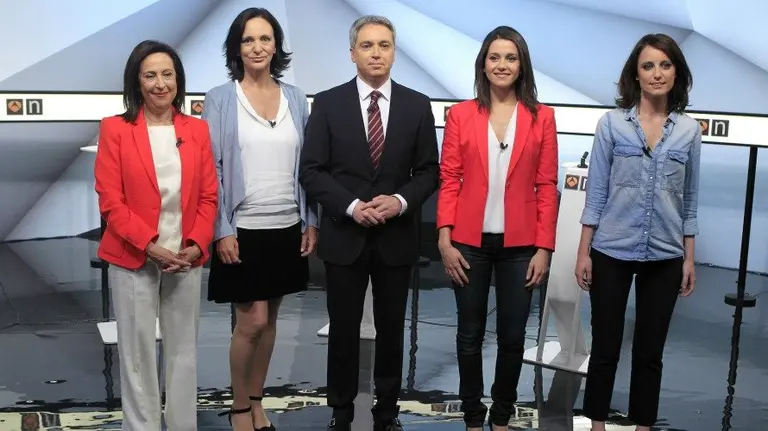 El periodista Vicente Vallés (c) posa con (i-d) Margarita Robles (PSOE), Carolina Bescansa (Unidos Podemos), Inés Arrimadas (Ciudadanos) y Andrea Levy (PP) momentos antes de participar en el primer debate a cuatro de la campaña electoral, que se emite en Antena 3. EFE