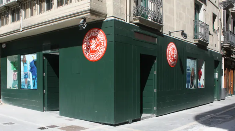 Aspecto actual que presenta la fachada de Kukuxumusu. 