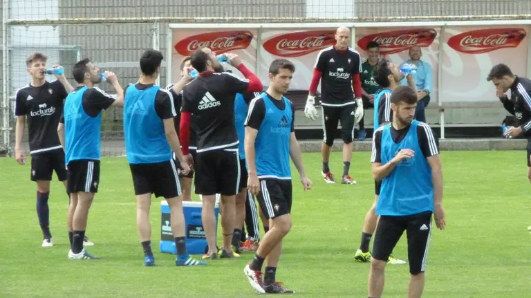 Los jugadores beben agua en Tajonar.