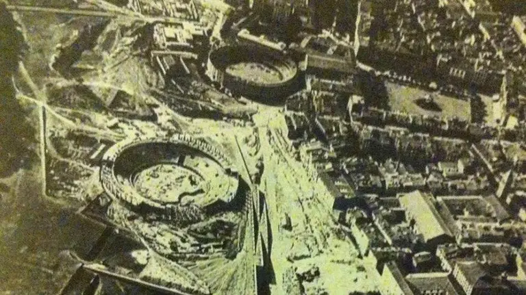 La plaza de toros en construcción y la antigua de fondo. De 'La plaza de toros de Pamplona (1922-1997)' Pérez Ollo
