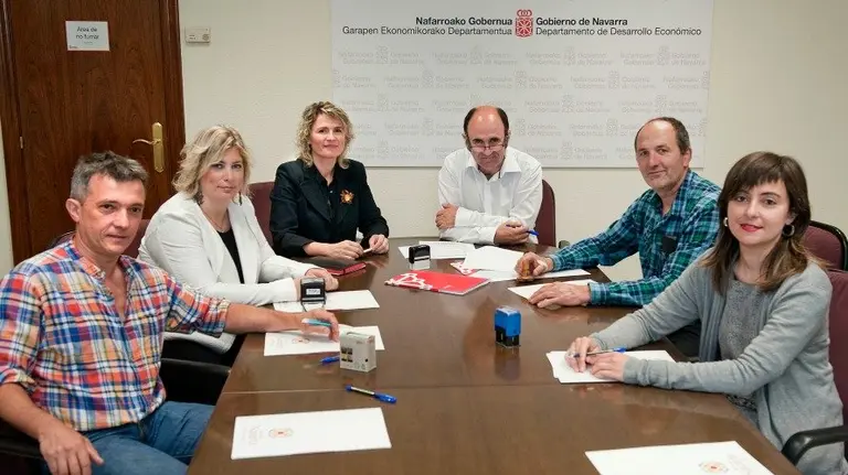 El vicepresidente Ayerdi y la directora general de Turismo y Comercio, junto con los representantes del resto de socios. De izda a decha, Mikel Albisu (Baztan-Bidasoa), Natalia Azcona (Plazaola), José Ángel Ituralde (Imotz) y Maite Iturri (Cederna-Garalur).