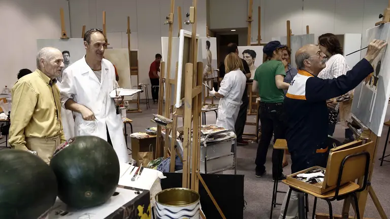 El pintor Antonio López (i) clausura en la Universidad de Navarra el X Taller de Pintura Maestros de la Figuración que ha impartido durante esta semana. EFE/Jesús Diges