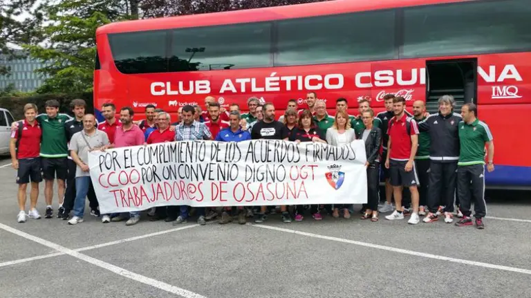 Los jugadores posan con los empleados del club rojillo. Twitter.