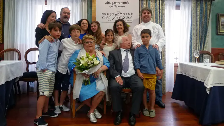 Tres generaciones de la Familia Iturri, con los patriarcas Loli y Mart&iacute;n.