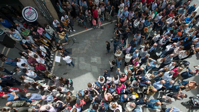 Fusión de coro y rock. ACTÚAN- coro juvenil del Orfeón Pamplonés y El Desván. PABLO LASAOSA 01