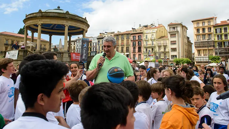 Día del baloncesto en la calle con la presencia de Fernando Romay PABLO LASAOSA 03