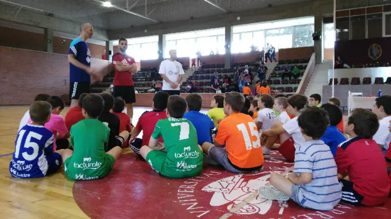 Javi Eseverri y Rafa Usín en el polideportivo de la Unav. Cedida.