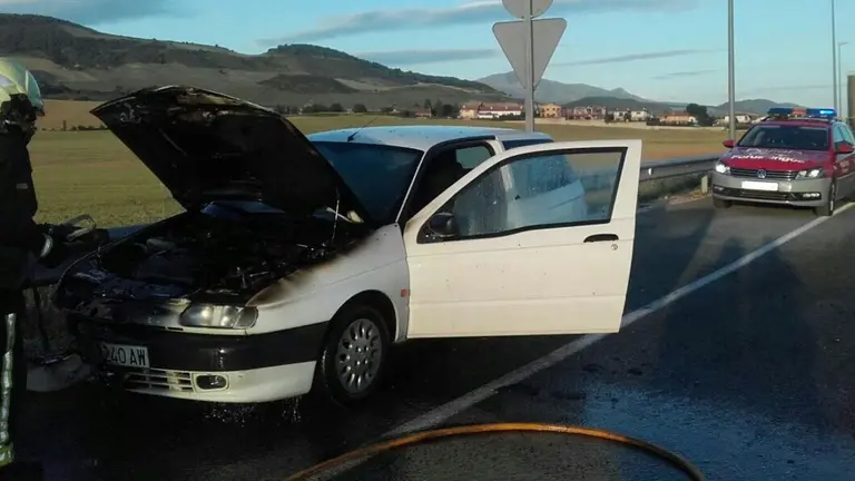 Un turismo ha ardido en la Autovia del Camino
