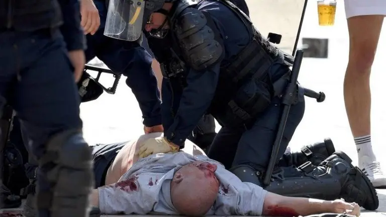 Un policía trata de reanimar a un hooligan inglés EFE