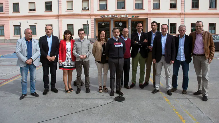 Acto electoral de UPN ante la estación de tren de RENFE (1)