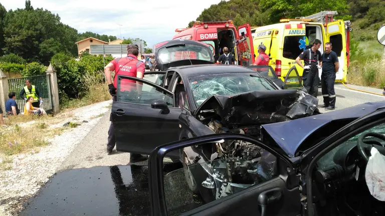 Colisión frontal entre dos coches en Pueyo