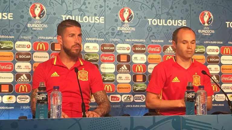 Sergio Ramos e Iniesta en rueda de prensa. Twitter.