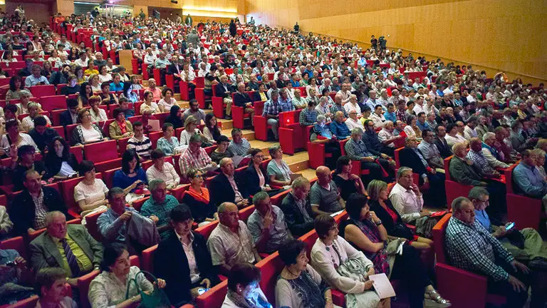 Asistentes a la celebración de Adona en el Baluarte con motivo de la entrega de insignias a los donantes. (Pablo Lasaosa).