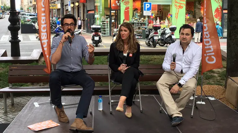 Ramón Romero durante un acto de campaña en el Paseo Sarasate de Pamplona