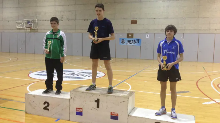 Pódium del torneo de tenis de mesa.
