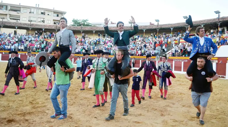 GRA268. PLASENCIA (CÁCERES), 12/06/2016.- Los rejoneadores Pablo Hermoso de Mendoza, Andy Cartagena, y Leonardo Hernández han salido hoy a hombros de la plaza de toros de Plasencia (Cáceres) tras cortar dos orejas cada uno en el festejo programado con motivo de la Feria de este municipio. EFE/Eduardo Palomo