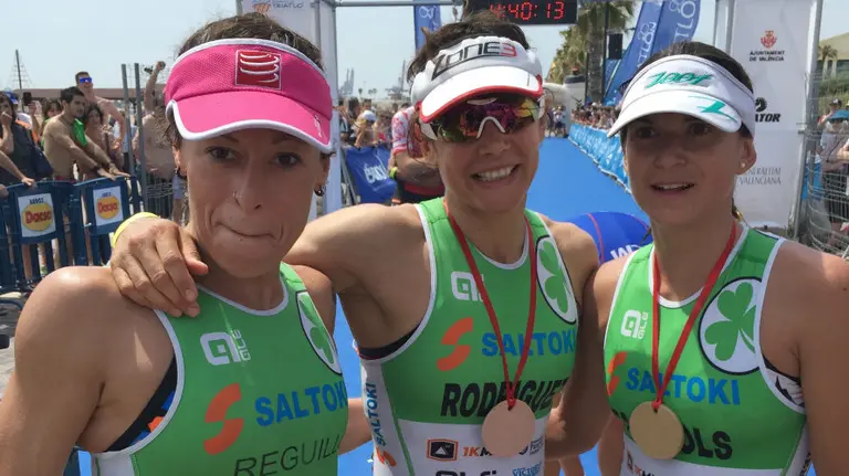 Equipo femenino del Saltoki en Valencia.