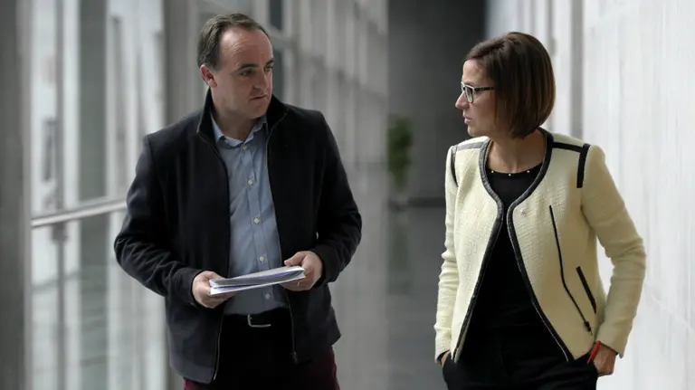 Javier Esparza y María Chivite conversan en el Parlamento. EFE.