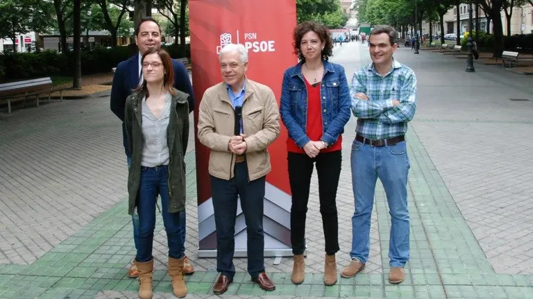 Jesús Mari Fernández, candidato del PSN al Congreso, junto a compañeros socialistas. 