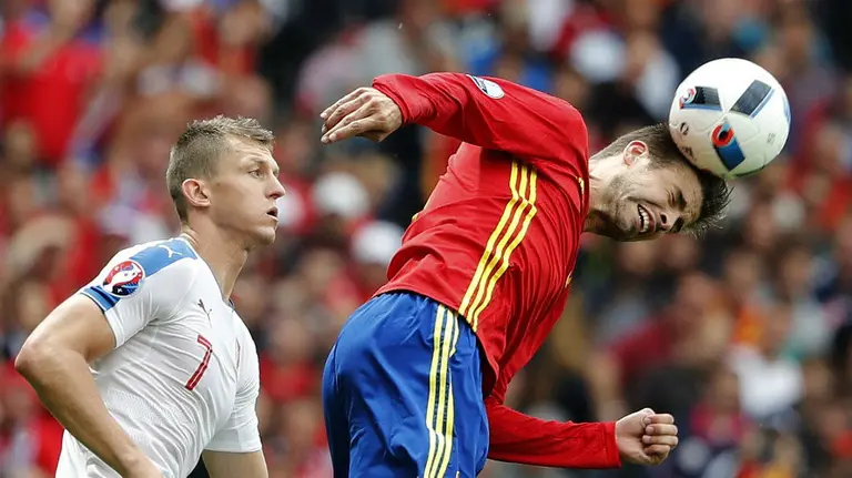 Gerard Piqué cabecea un balón durante el partido.
