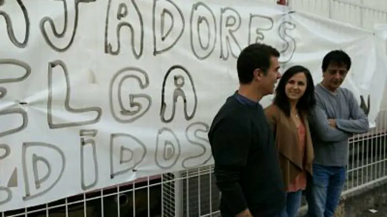 Ione Belarra y Eduardo Santos han realizado declaraciones a las puertas de la empresa TRW acompañados del parlamentario Carlos Couso.