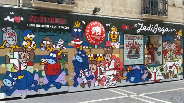 Kukuxumusu estrena un graffiti sanferminero en su fachada.