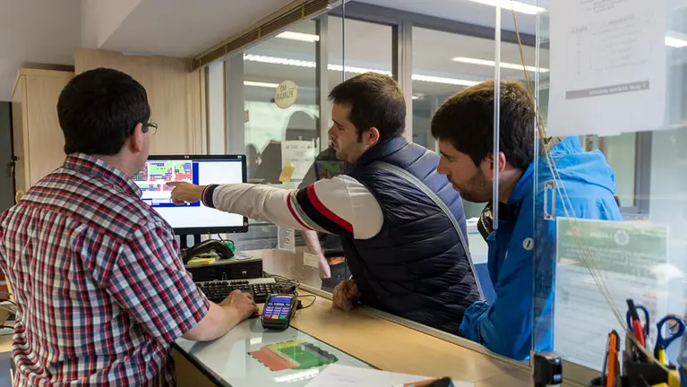 Venta de entradas en el estadio de El Sadar para el partido de play-off entre Osasuna y Girona. (8). IÑIGO ALZUGARAY