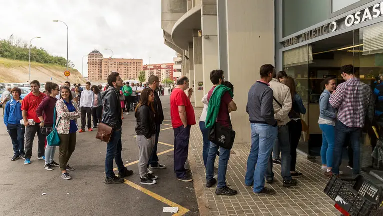 Venta de entradas en el estadio de El Sadar para el partido de play-off entre Osasuna y Girona. (11). IÑIGO ALZUGARAY