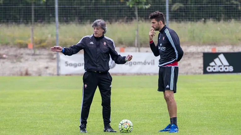Los titulares en Tarragona han realizado ejercicios de recuperación mientras el resto ha entrenado con balón en el entrenamiento de Osasuna en Tajonar (26). IÑIGO ALZUGARAY