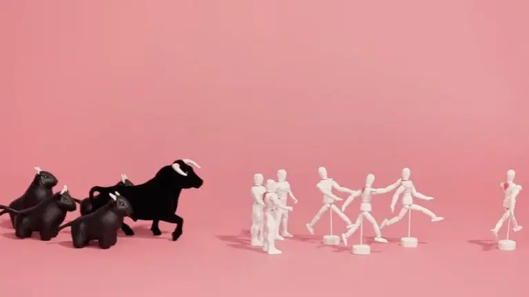 Una de las imágenes del vídeo de Ron Barceló anima a construir un falso encierro. RON BARCELÓ