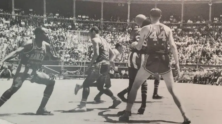 Los Glober Trotters y los Giants en la plaza de toros. ARAZURI, “Historia de los sanfermines”