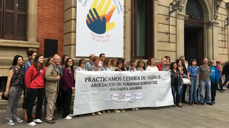 Concentración frente al Parlamento en el Día Internacional de la Lengua de Signos.