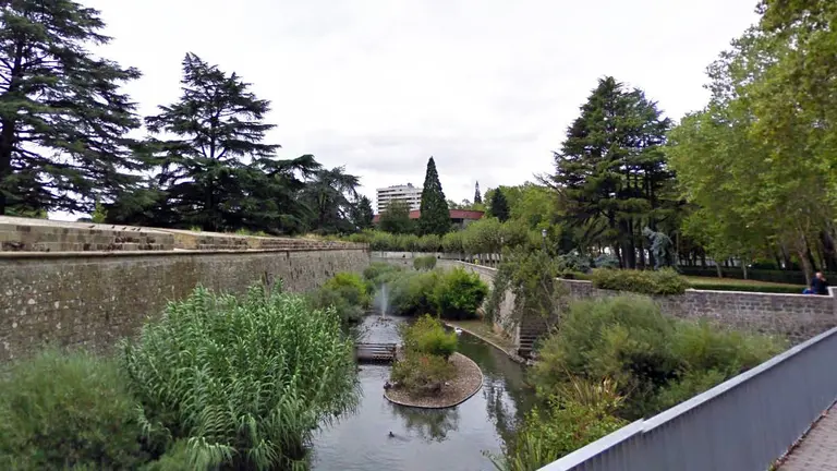 Vista del estanque de Vistabella en la Taconera de Pamplona 3