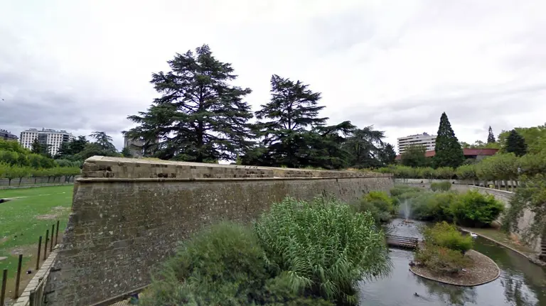 Vista del estanque de Vistabella en la Taconera de Pamplona