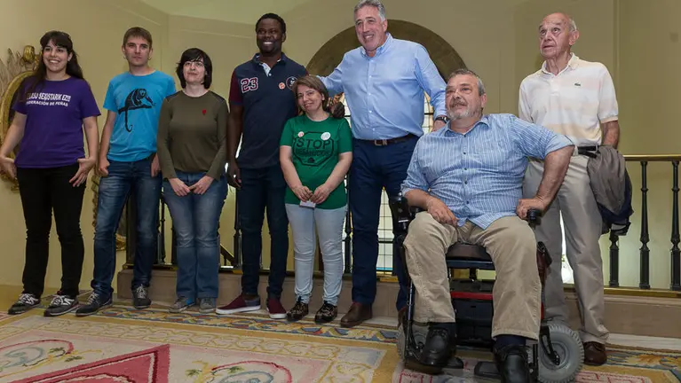 El alcalde de Pamplona, Joseba Asiron, recibe a los representantes de las seis candidaturas presentadas para lanzar el chupinazo de estos sanfermines (5). IÑIGO ALZUGARAY
