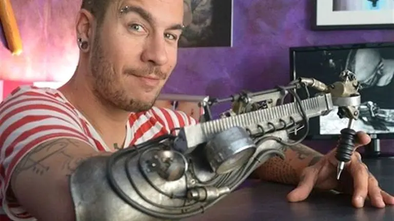 La inspiradora historia de JC Sheitan Tenet y la primera prótesis tatuadora del mundo.