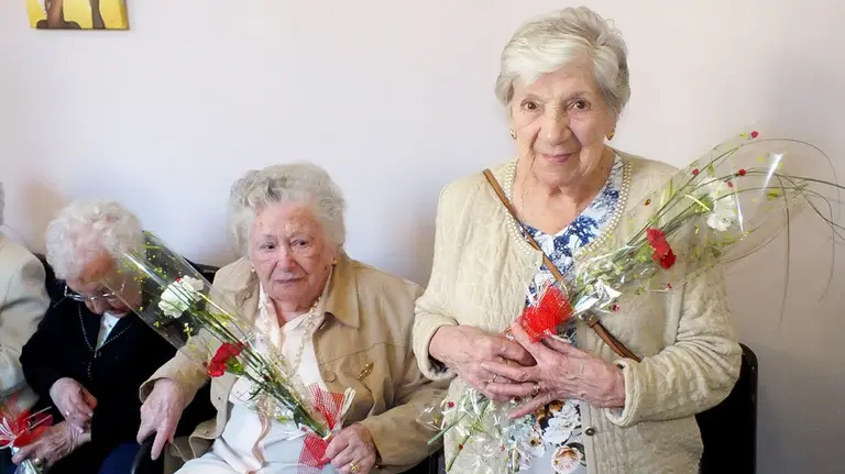 Fiesta en la Misericordia para homenajear a cinco centenarios. S. REDíN (13)