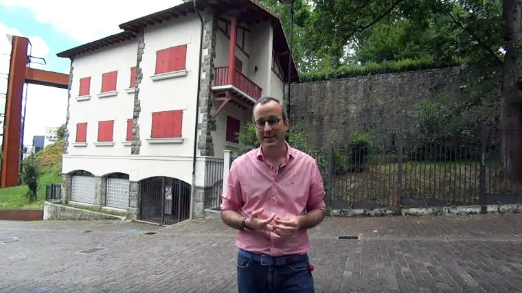 Fermín Alonso, de UPN, junto al chalet de Caparroso.