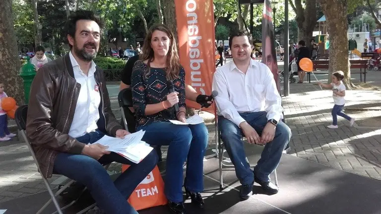 El candidato al Congreso de Ciudadanos, Ramón Romero y el candidato al Senado, Manuel Mozota, junto a la Delegada territorial de Navarra, Ruth Goñi durante el acto electoral.