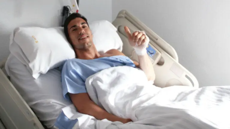 Álex Sánchez tras la operación. Foto CA Osasuna.