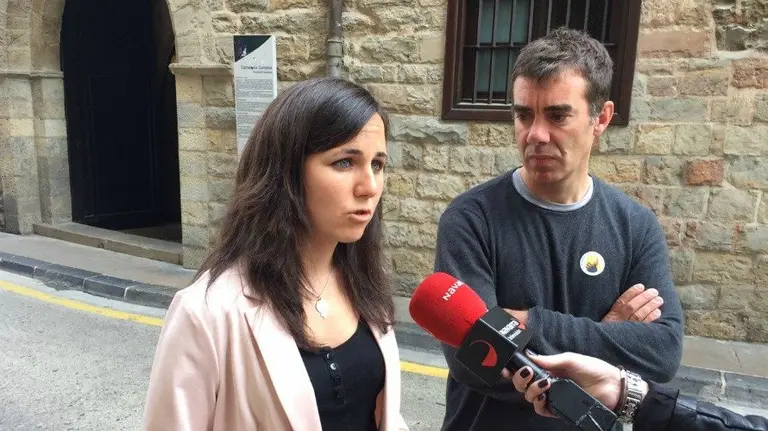 Los candidatos de Unidos Podemos Ione Belarra y Eduardo Santos, junto a la Cámara de Comptos.