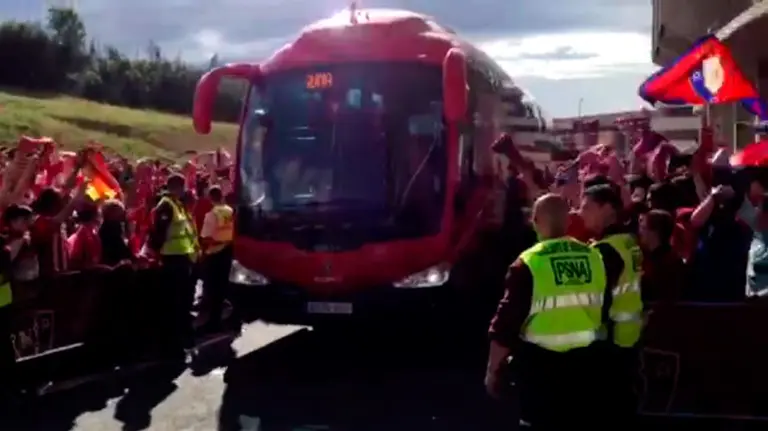 La afición recibiendo a los jugadores de Osasuna antes del partido contra el Girona.