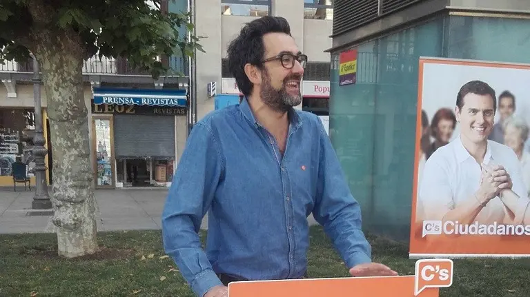 El candidato de Ciudadanos por Navarra al Congreso, Ramón Romero, en la Plaza del Castillo.